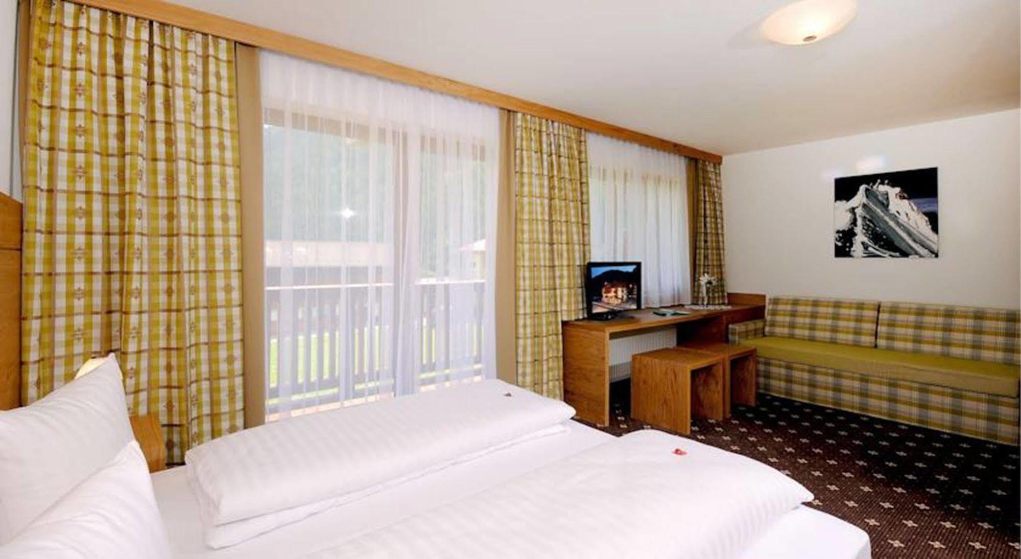 Hotel Zum Gruenen Tor Tux Εξωτερικό φωτογραφία