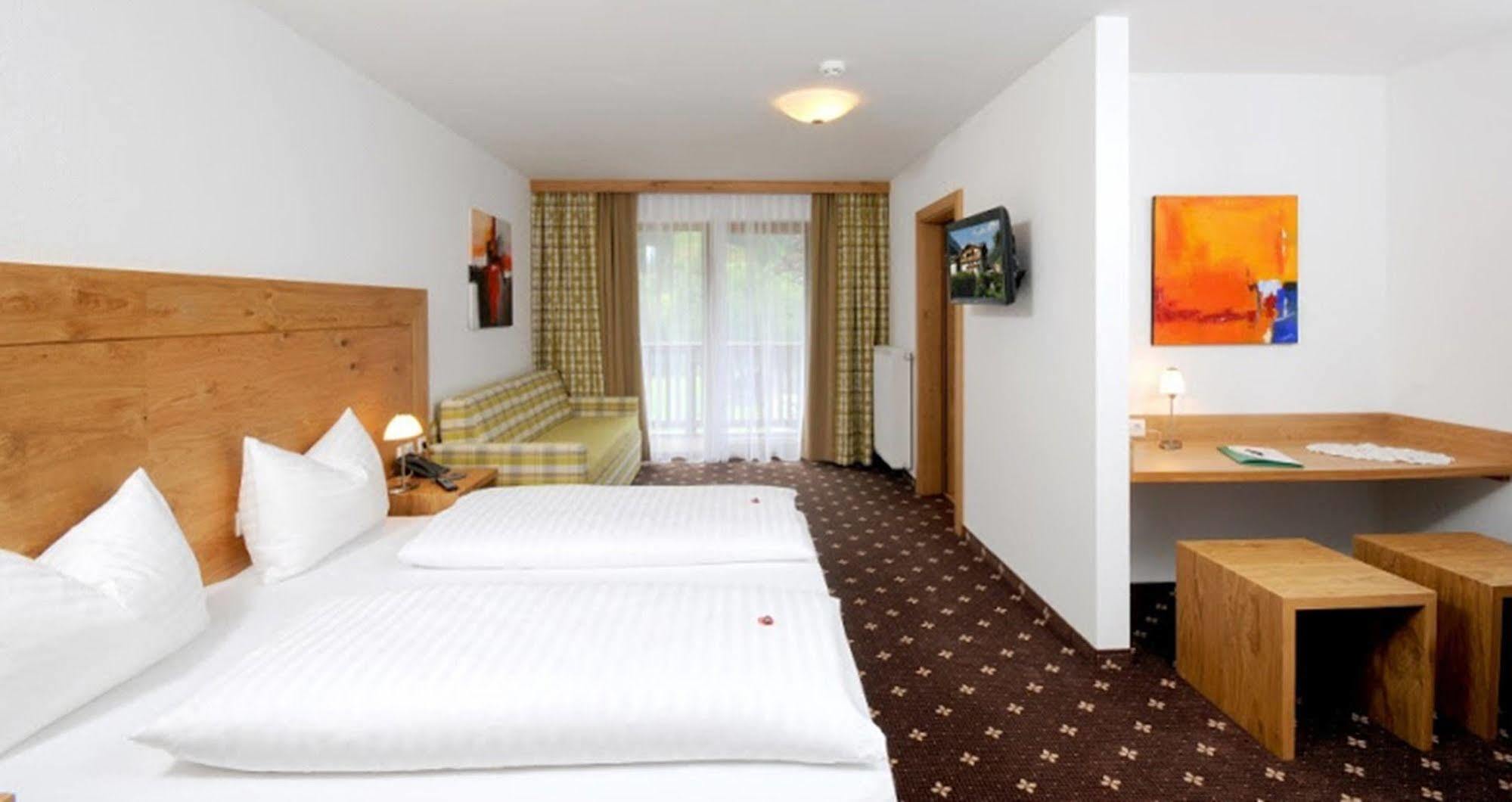 Hotel Zum Gruenen Tor Tux Εξωτερικό φωτογραφία